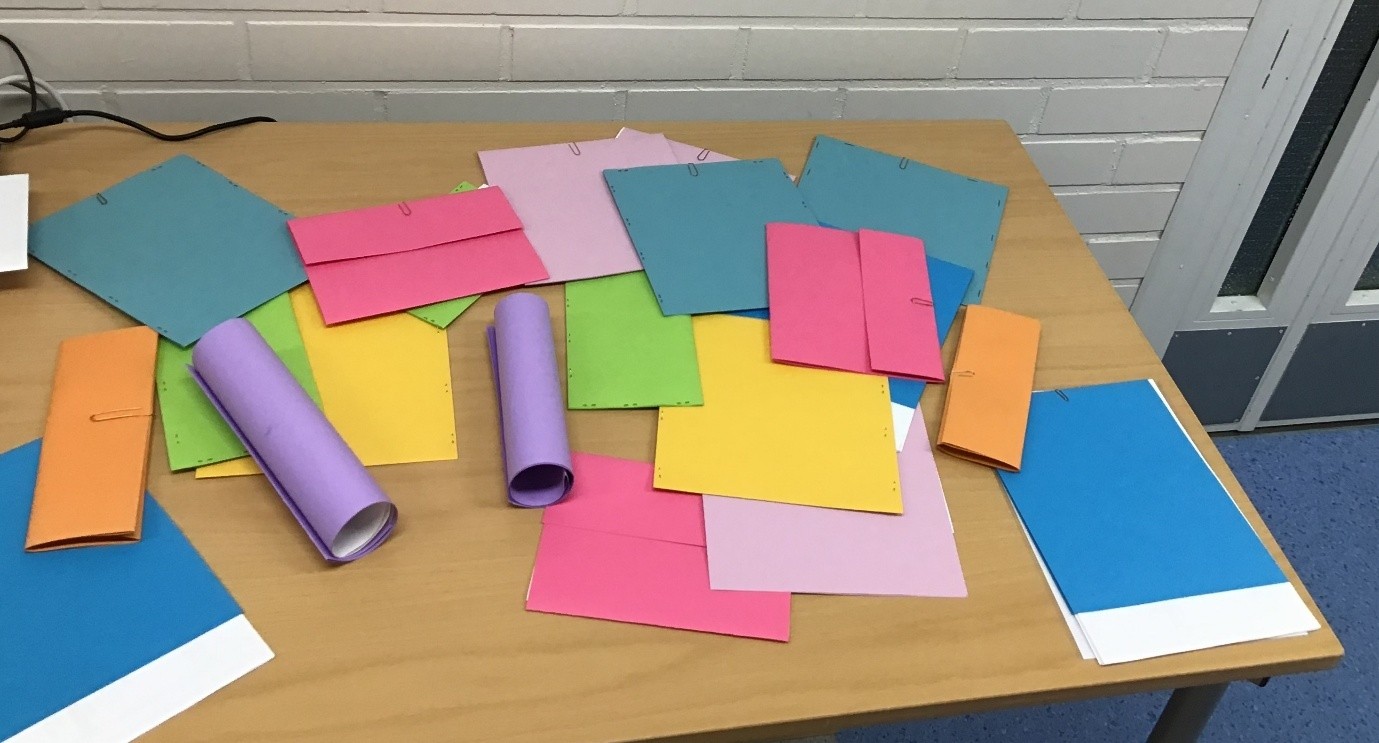 Kasa erivärisiä papereita pöydällä