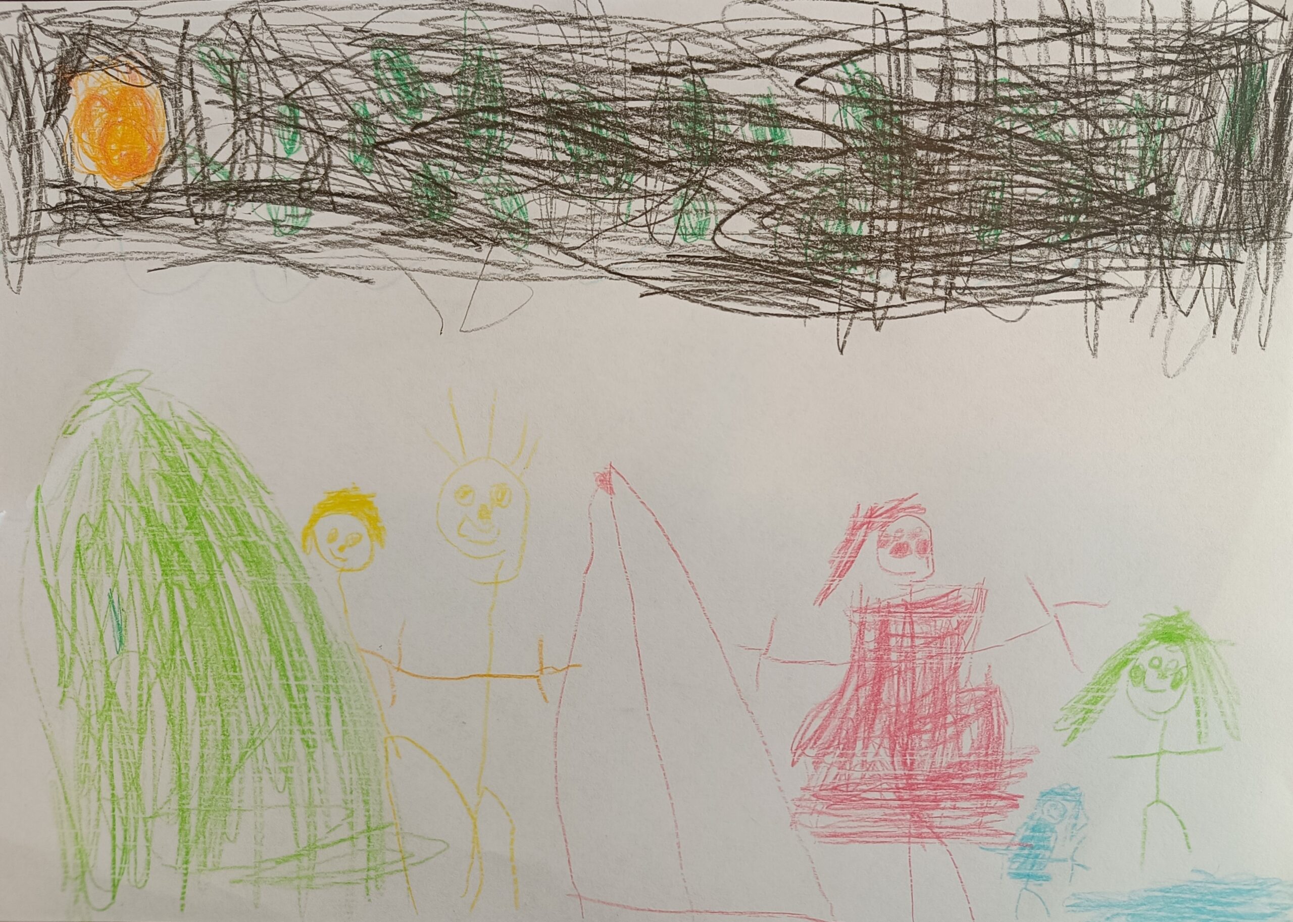 Lapsen värikäs piirros, jossa alareunassa 5 tikkuhahmoa, vihreä puu tai pensas sekä punainen teltta. Yläosassa tumma, voimakkaasti viivoitettu alue ja oranssi aurinko tai kuu.
