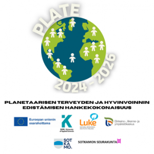 PLATE hankkeen logo, teksti Planetaarisen terveyden ja hyvinvoinnin edistämisen hankekokonaisuus sekä Euroopan unionin osarahoittama, KAMKin, Luken, Elinkeino-, liikenne- ja ympäristökeskuksen, Sotkamon kunnan ja Sotkamon seurakunnan logot