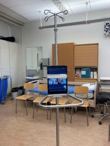 Tabletti teipattu metallitelineeseen luokkatilassa